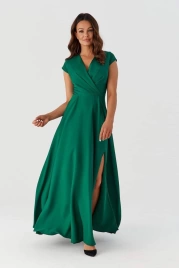 Длинное зеленое вечернее платье с юбкой А-силуэта и разрезом по ноге