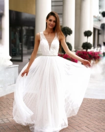 Длинное белое свадебное платье с жемчужинами