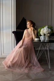 Длинное вечернее платье с жемчужинами пудровое розовое