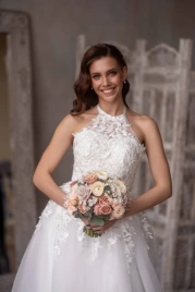 Длинное белое свадебное платье с кружевом