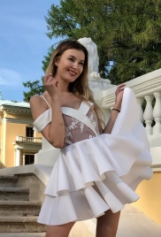 Коктейльное платье бело-бежевое