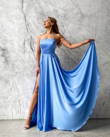 Голубое вечернее шелковое платье с двумя разрезами и открытой спиной
