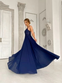 Темно-синее длинное вечернее бальное платье с кружевом и шифоновой юбкой
