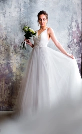 Длинное белое свадебное платье с фактурным кружевом