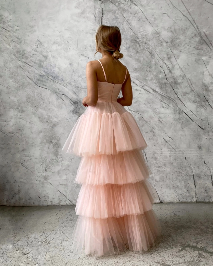 Фатиновое вечернее платье с пышной многоярусной юбкой персикового цвета фото 3