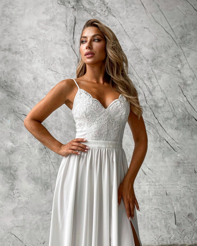 Белое вечернее свадебное платье с разрезом фото 2