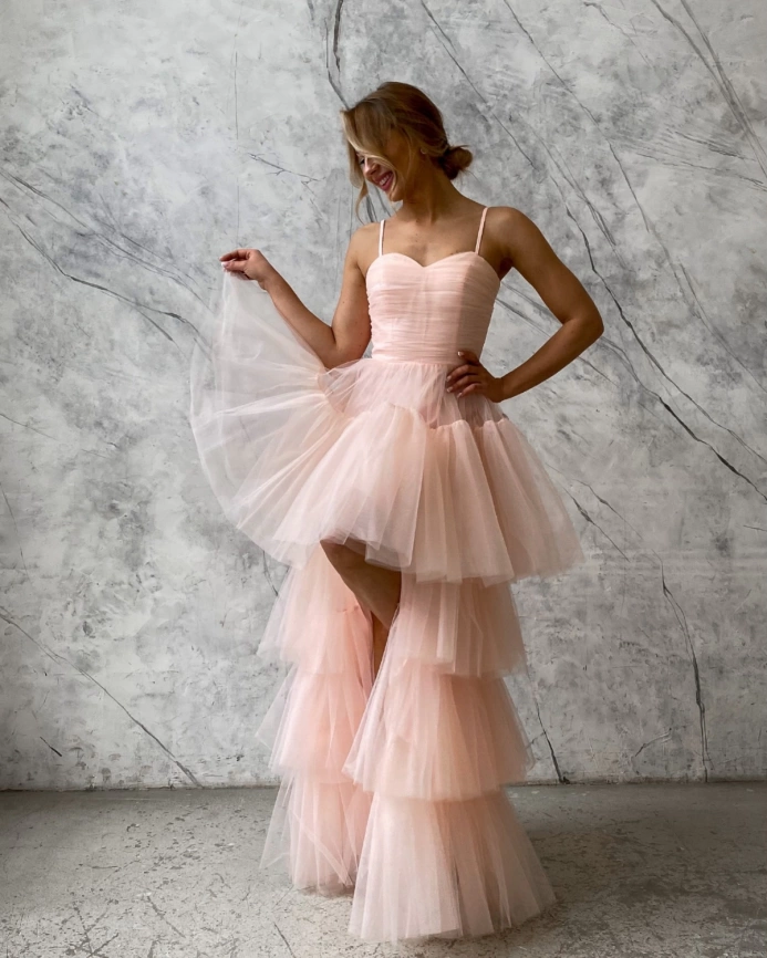 Фатиновое вечернее платье с пышной многоярусной юбкой персикового цвета фото 9