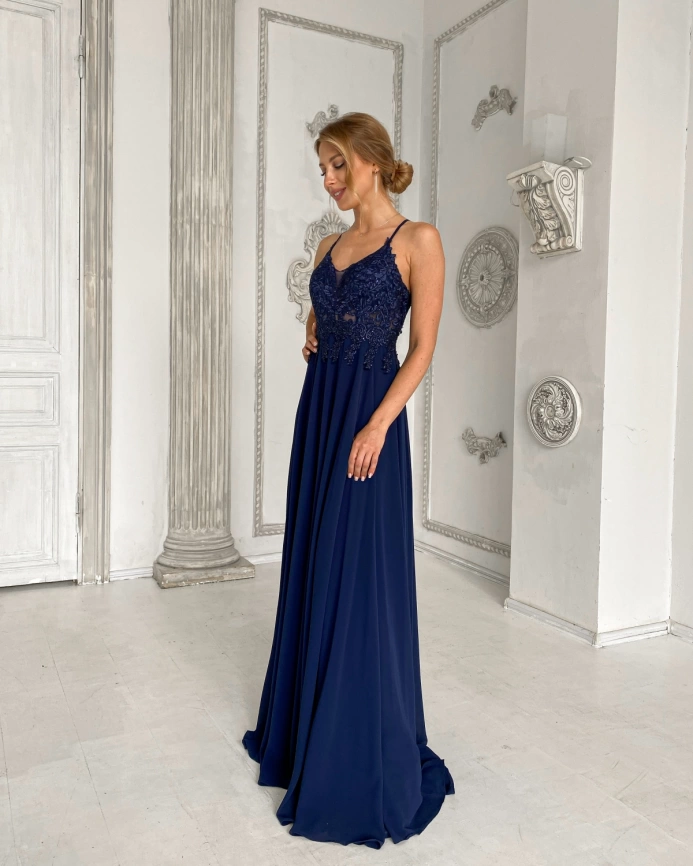 Темно-синее длинное вечернее бальное платье с кружевом и шифоновой юбкой фото 2
