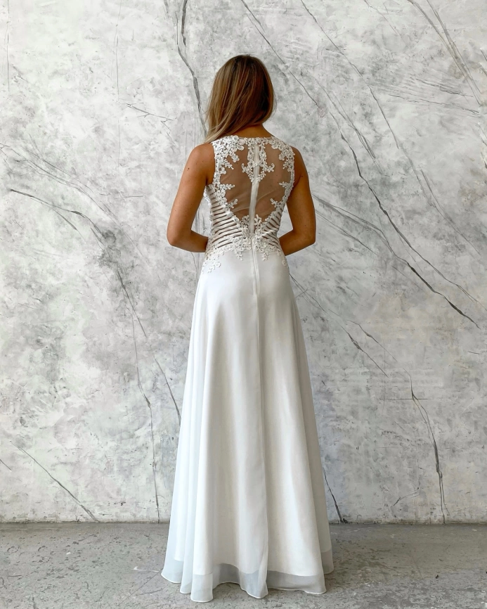  Длинное белое свадебное платье с кружевом и кристаллами фото 3