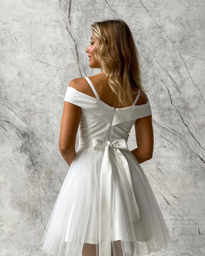 Белое короткое вечернее платье с пышной юбкой и спущенными плечиками фото 4