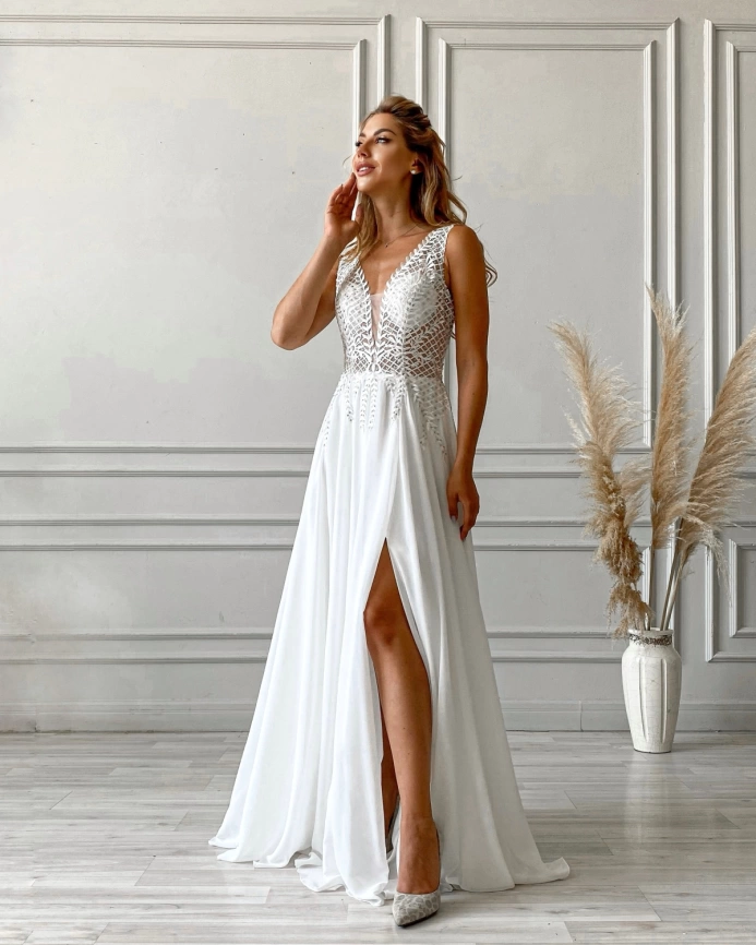 Белое свадебное платье с разрезом по ноге и декольте фото 2