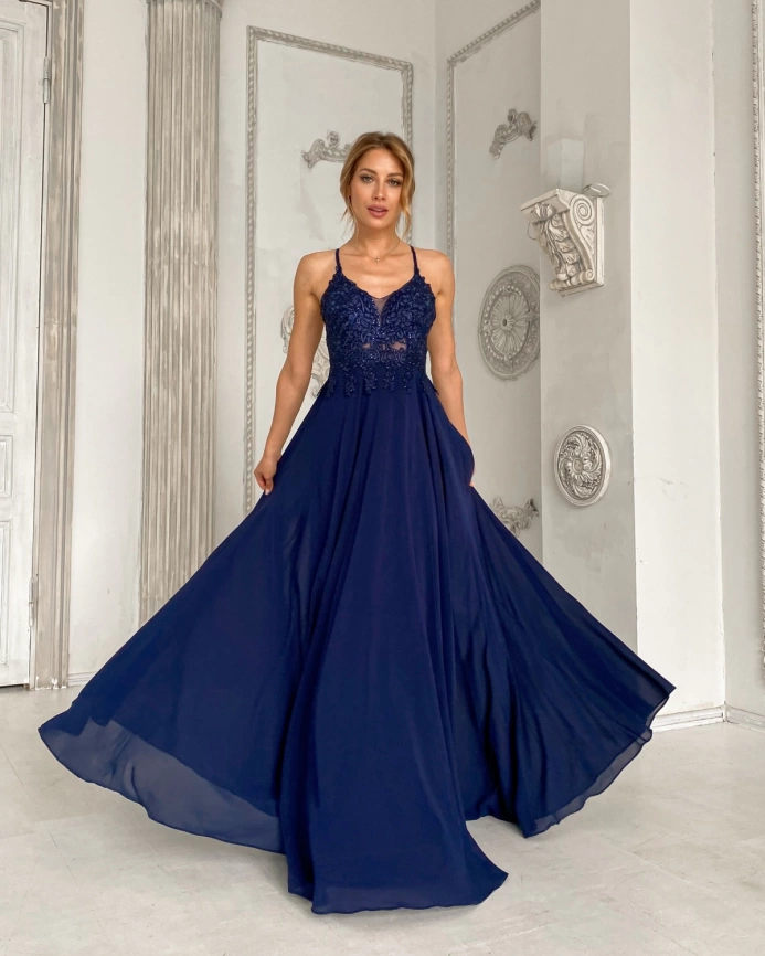 Темно-синее длинное вечернее бальное платье с кружевом и шифоновой юбкой фото 7