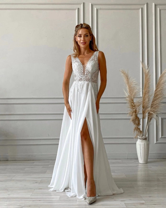 Белое свадебное платье с разрезом по ноге и декольте фото 4