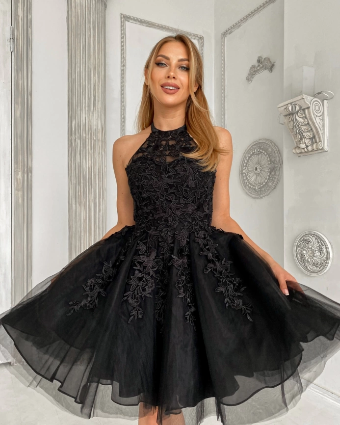Короткое вечернее черное платье с пышной юбкой и кружевным верхом фото 2