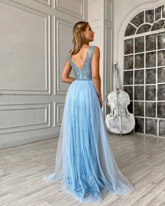 Длинное голубое вечернее платье с жемчужинами фото 7