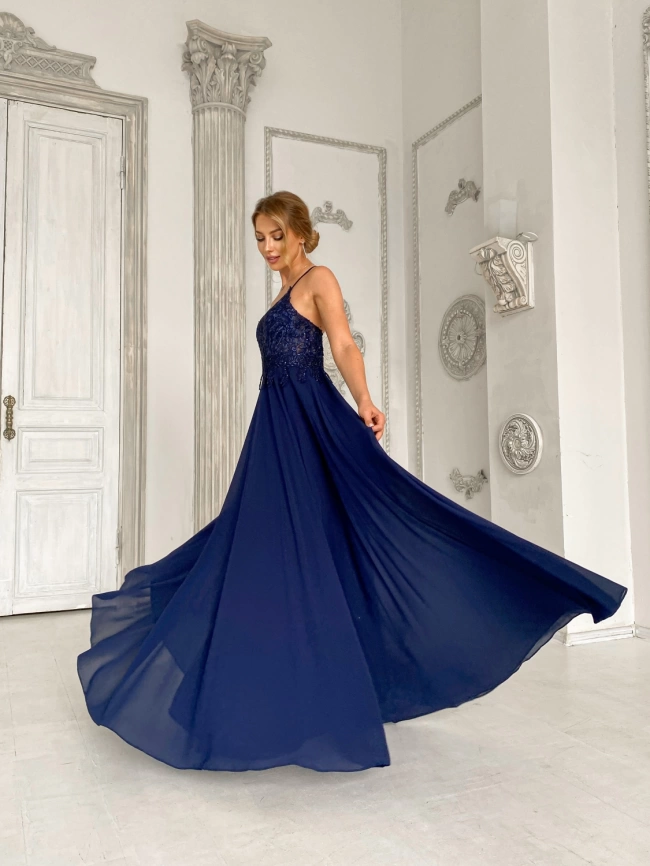 Темно-синее длинное вечернее бальное платье с кружевом и шифоновой юбкой фото 1