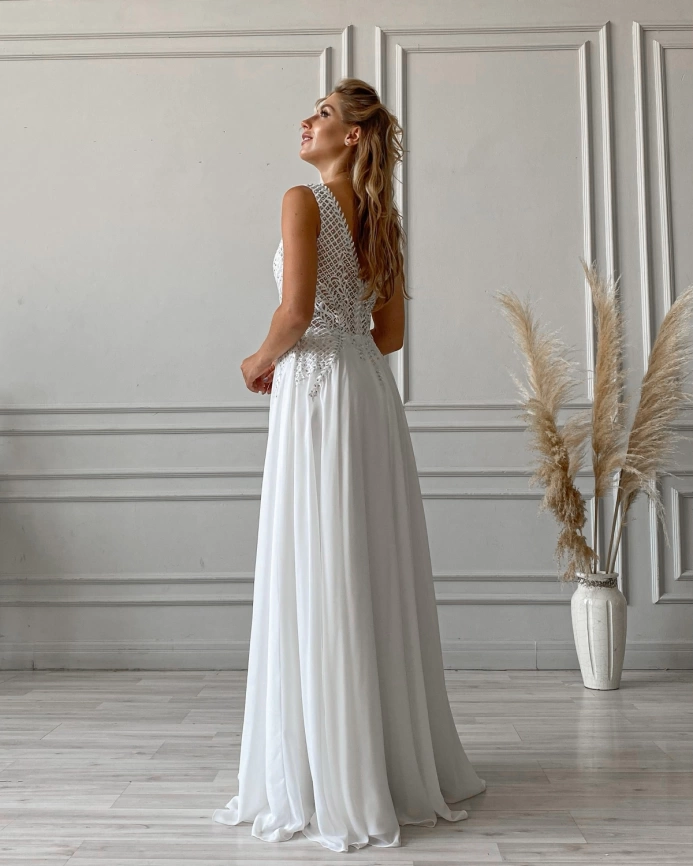Белое свадебное платье с разрезом по ноге и декольте фото 3