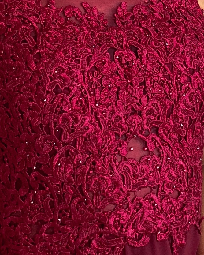 Короткое вечернее платье с кружевом и летящей юбкой в цвете бордо фото 4