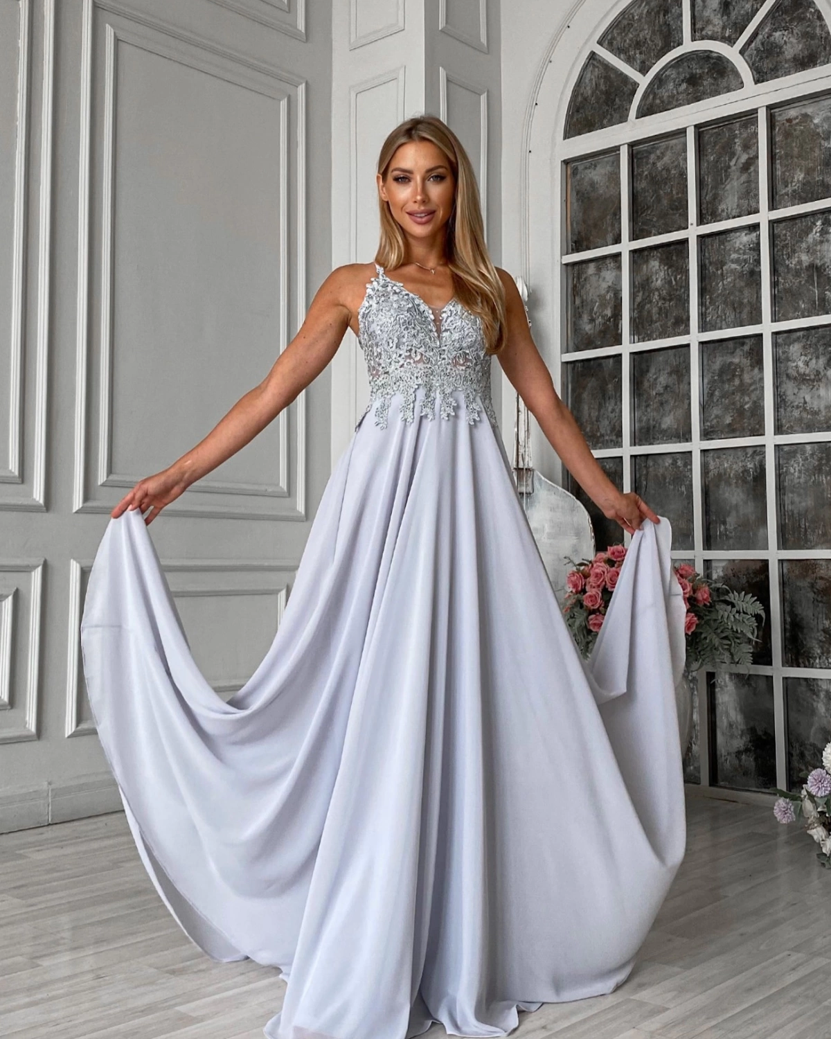 La divina dress. Платье серебристое вечернее. Серебряное вечернее платье. Платье Дивина. Ла Дивина платья.