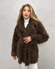 Короткая двубортная шуба из экомеха «тиградо» в шоколадном оттенке
