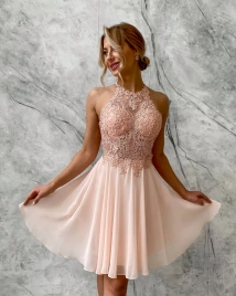 Короткое вечернее платье с открытой спинкой и летящей юбкой пудрового персикового цвета