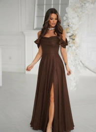 Длинное вечернее платье шоколадное с блеском со спущенными плечиками и разрезом по ноге