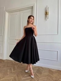 Вечернее черное платье-бюстье с пышной юбкой миди