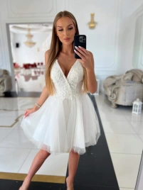 Короткое свадебное белое пышное платье с декольте