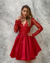 Короткое ярко-красное платье с рукавами и пышной юбкой