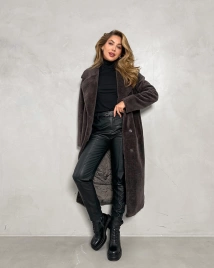 Длинная шуба из экомеха под мутон шоколадного цвета