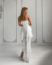 Белое кружевное платье мини со шлейфом. Спереди короткое сзади длинное