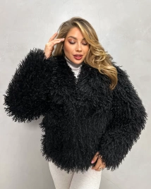 Короткий черный полушубок из экомеха под ламу