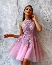 Короткое нежно-розовое платье с пышной юбкой и кружевом