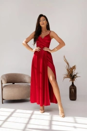 Длинное алое вечернее платье А-силуэта из атласного сатина, с разрезом по ноге