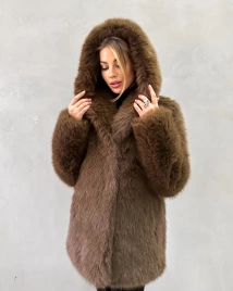 Короткая шуба с капюшоном из экомеха под соболя