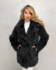 Короткая двубортная шуба из экомеха «тиградо» в черном цвете