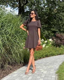 Короткое шоколадное платье А-силуэта с рукавами-воланами
