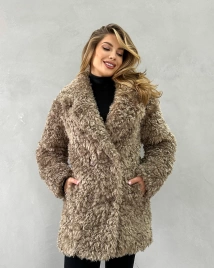 Короткая двубортная шуба из экомеха в бежевом оттенке