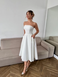 Вечернее белое платье-бюстье с расклешенной юбкой миди