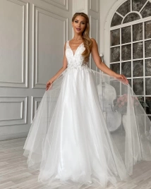 Длинное белое платье с кружевным декольте на свадьбу 
