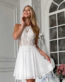 Короткое белое вечернее платье с кристаллами и кружевом
