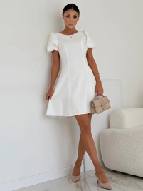 Короткое белое платье с летящей юбкой и короткими рукавами