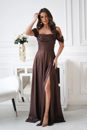 Длинное вечернее платье шоколадное с блеском со спущенными плечиками и разрезом по ноге