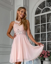 Короткое вечернее платье с кристаллами и летящей юбкой пудрового персикового цвета