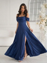 Темно-синее длинное вечернее платье с открытыми плечами, разрезом и легким глиттером