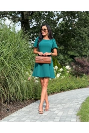 Короткое зеленое платье А-силуэта с рукавами-воланами