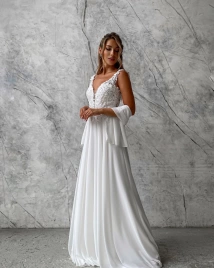 Белое длинное свадебное платье с палантином