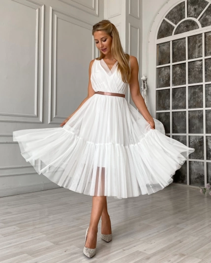 Белое пышное платье с длине миди