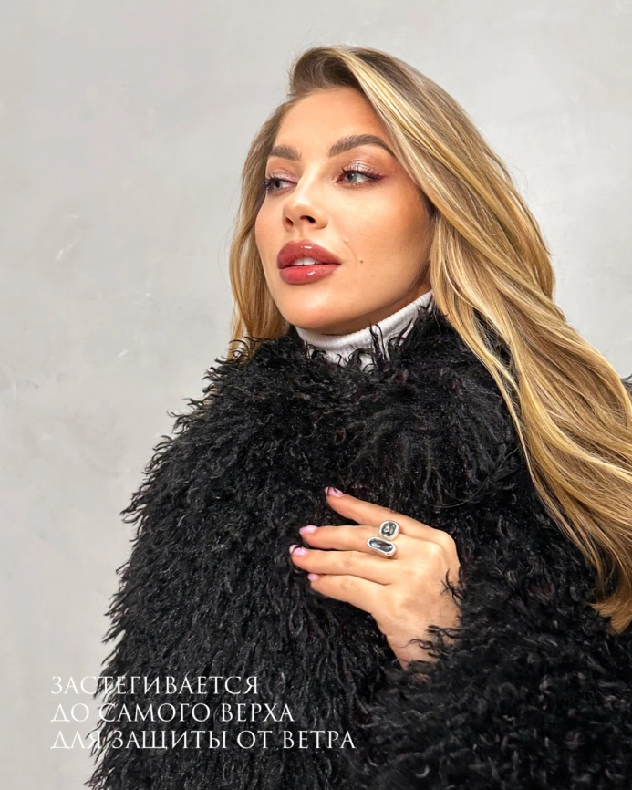 Короткий черный полушубок из экомеха под ламу фото 8