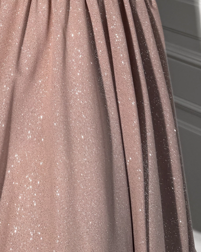 korotkoe-blestyaschee-plate-s-pyshnoy-yubkoy-cveta-kapuchino-La-Divina-dress-kupit
